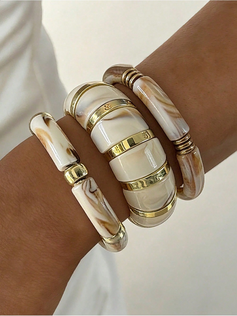 Elegant Cream & Gold Resin Bangle Bracelet Set